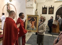 Uroczyste rozpoczęcie peregrynacji ikony Pana Jezusa u św. Jerzego w Cieszynie: (od lewej) ks. Marcin Wróbel, ks. Stefan Sputek, Bernadeta Holeksa.