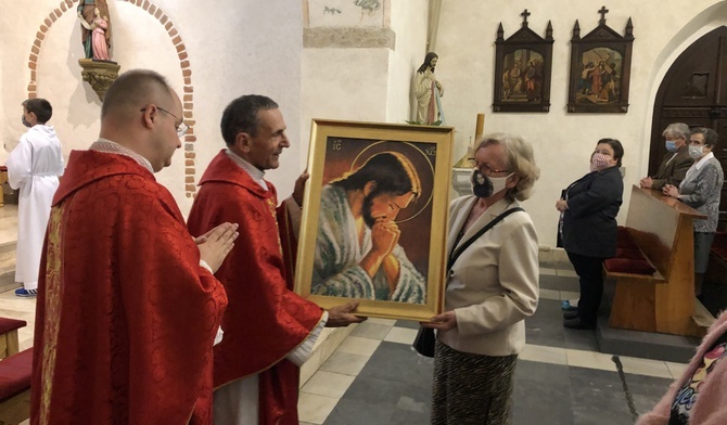 Uroczyste rozpoczęcie peregrynacji ikony Pana Jezusa u św. Jerzego w Cieszynie: (od lewej) ks. Marcin Wróbel, ks. Stefan Sputek, Bernadeta Holeksa.