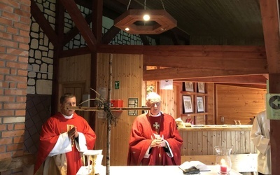 Biskup senior wraz z ks. Markiem Zołoteńkim w czasie Mszy św.