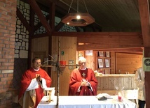Biskup senior wraz z ks. Markiem Zołoteńkim w czasie Mszy św.