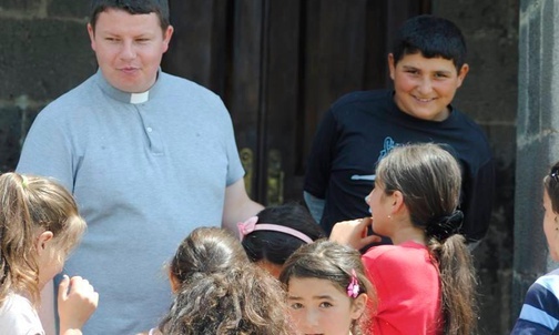 Ks. Dariusz wśród najmłodszych parafian 