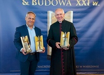 ▲	Nagrodę odebrali ks. Bogumił Karp i Marek Hałon z firmy Castellum.