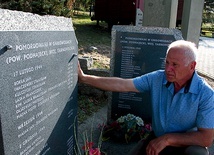 Prezes Stowarzyszenia „Pamięć Polskich Kresów” przy jednej z tablic.