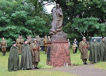 Harcerze i rekonstruktorzy zaciągnęli wartę przy pomniku  płk. Tadeusza Zieleniewskiego.