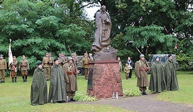 Harcerze i rekonstruktorzy zaciągnęli wartę przy pomniku  płk. Tadeusza Zieleniewskiego.