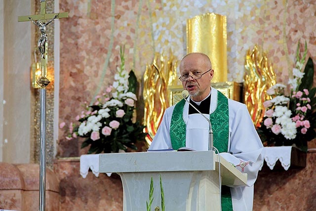 ▲	Kapłan gościł już w dąbrowskiej parafii 13 września, zapraszając wszystkich do udziału w spotkaniach.