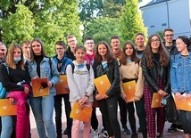 ▲	Nastolatki z dwóch starosądeckich parafii  na warsztatach „Młodzi na progu” w Tarnowie.