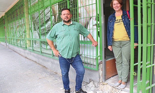 Mikołaj Rykowski  i Ewa Szymura  przy wejściu do sklepu socjalnego. – Czeka nas jeszcze zmiana elewacji. Musi zniknąć szyld poprzedniego punktu – mówi prezes Fundacji „Wolne Miejsce”.