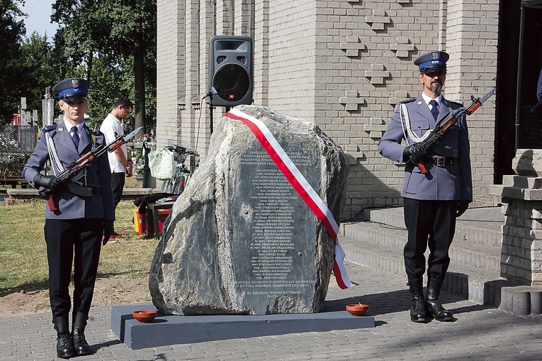 Pomnik na cmentarzu upamiętnia żyrardowskie ofiary sowieckiego mordu.