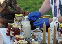 ▲	Otwarcie ekspozycji było połączone z degustacją miodu.