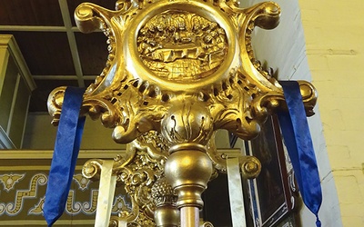 Złocone tablice procesyjne w nawie kościoła.
