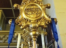 Złocone tablice procesyjne w nawie kościoła.