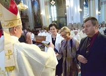 ▲	Dokumenty synodalne odbierają katecheci, reprezentujący wiernych świeckich. 