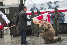 ▲	Minister obrony narodowej Mariusz Błaszczak przekazuje sztandar.