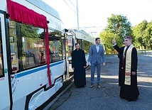 Przed wyruszeniem w drogę pojazdy poświęcił bp Zieliński.