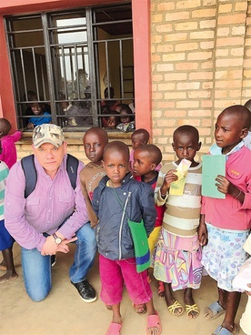 Biznesmen z dziećmi z Kibeho. Gdańszczanin wspiera misję marianów w Rwandzie.
