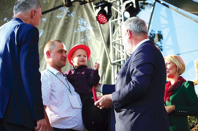 ▲	W czasie spotkania dożynkowego spółka uhonorowała zasłużonych rolników z ziemi sztumskiej specjalnymi medalami.