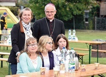W czasie świętowania biskup Marek wśród opiekunów spotkał dawną podopieczną z dzierżoniowskiego liceum.