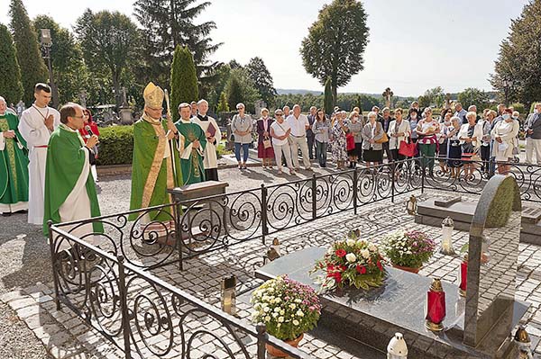 Bp Marek Mendyk przy symbolicznym grobie niezłomnego kapłana.