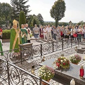 Bp Marek Mendyk przy symbolicznym grobie niezłomnego kapłana.