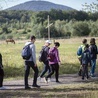 Pielgrzymi zmierzający na widoczny w tle szczyt.