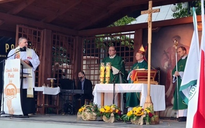 Mszy św. przewodniczył bp Henryk Tomasik. Z lewej proboszcz ks. Tomasz Waśkiewicz.