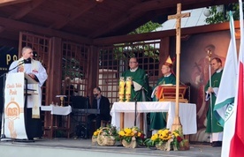 Mszy św. przewodniczył bp Henryk Tomasik. Z lewej proboszcz ks. Tomasz Waśkiewicz.