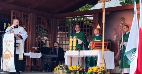 Mszy św. przewodniczył bp Henryk Tomasik. Z lewej proboszcz ks. Tomasz Waśkiewicz.