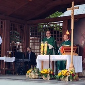 Mszy św. przewodniczył bp Henryk Tomasik. Z lewej proboszcz ks. Tomasz Waśkiewicz.