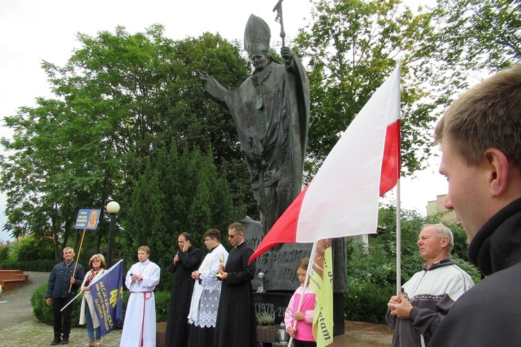 Oleśnica. Koronka do Bożego Miłosierdzia na ulicach miast świata