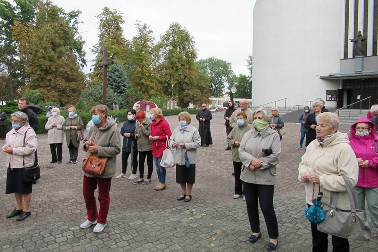 Oleśnica. Koronka do Bożego Miłosierdzia na ulicach miast świata