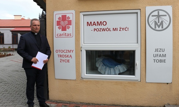 Ks. Robert Kowalski przy Oknie Życia, które mieści się w domu Zgromadzenia Sióstr Matki Bożej Miłosierdzia.