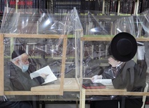 W czasie pandemii spowodowanej wirusem SARS CoV-2 ultraortodoksyjni Żydzi dalej studiują Torę w jesziwie.
8.09.2020 Bnei Brak, Izrael