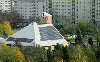 Kościół św. Floriana w Sosnowcu z zamontowanymi na dachu ogniwami słonecznymi.