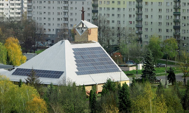 Kościół św. Floriana w Sosnowcu z zamontowanymi na dachu ogniwami słonecznymi.