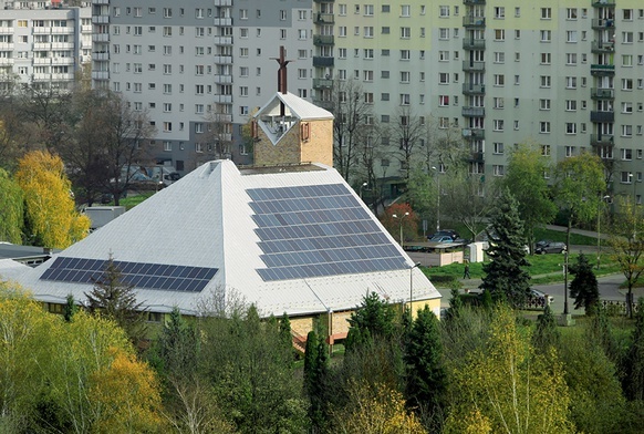 Kościół św. Floriana w Sosnowcu z zamontowanymi na dachu ogniwami słonecznymi.