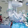 W sali operacyjnej oprócz pacjenta są np. osoby odpowiedzialne za wymianę narzędzi.