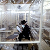 W synagodze w jerozolimskiej dzielnicy Mea Shearim ustawiono foliowe ścianki antycovidowe, mające chronić modlących się przed zakażeniem.