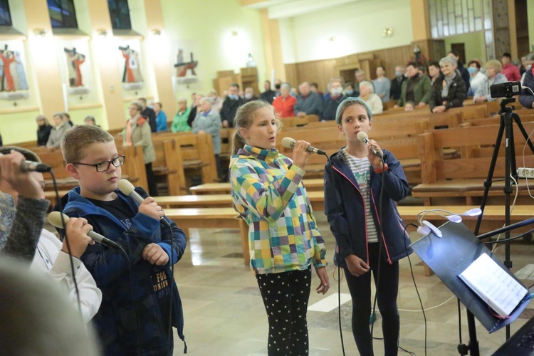 Tablica dwóch kapłanów w Niedomicach