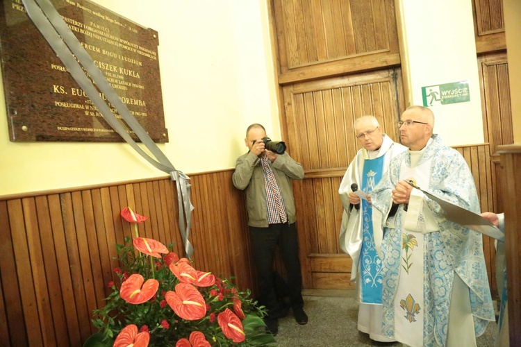 Tablica dwóch kapłanów w Niedomicach