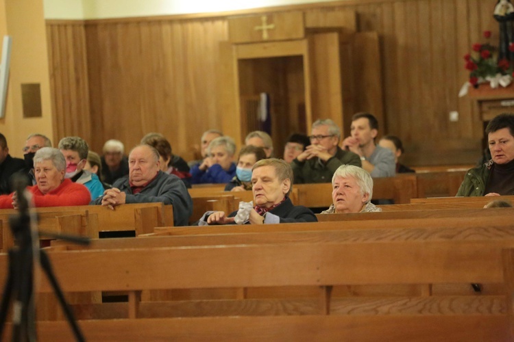 Tablica dwóch kapłanów w Niedomicach