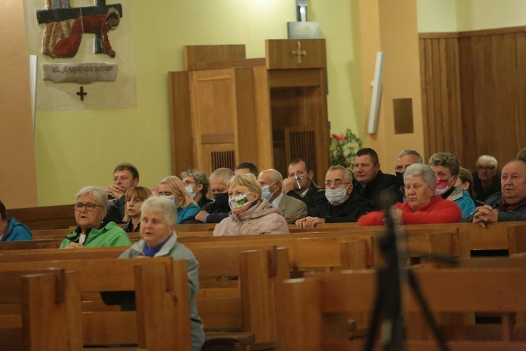 Tablica dwóch kapłanów w Niedomicach