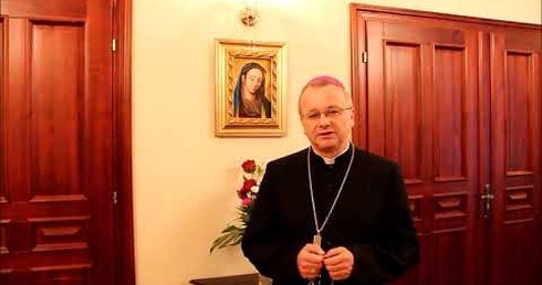 Bp Tadeusz Lityński zachęca do odmawiania Różańca