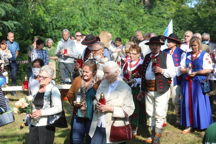 Uroczystość 74. rocznicy zbrodni na partyzantach "Bartka" - na Scharfenbergu