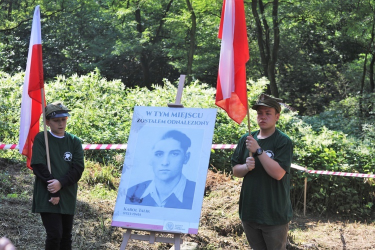 Uroczystość 74. rocznicy zbrodni na partyzantach "Bartka" - na Scharfenbergu