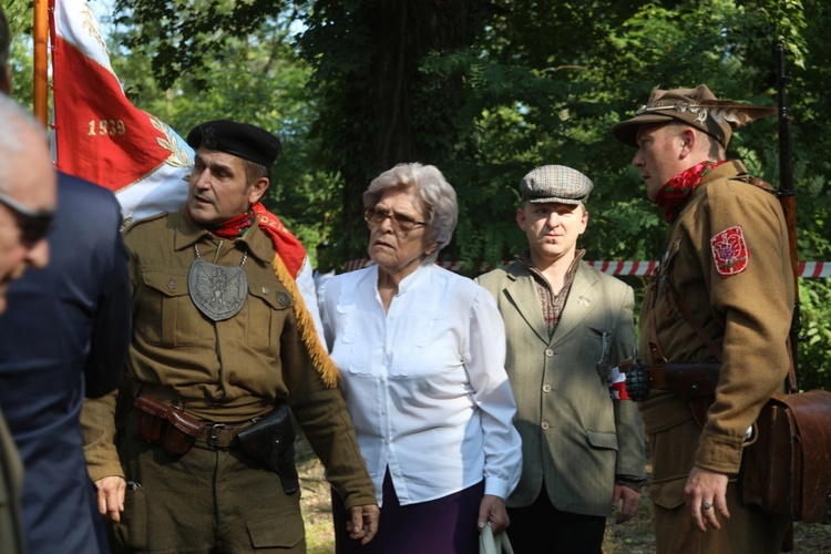 Uroczystość 74. rocznicy zbrodni na partyzantach "Bartka" - na Scharfenbergu