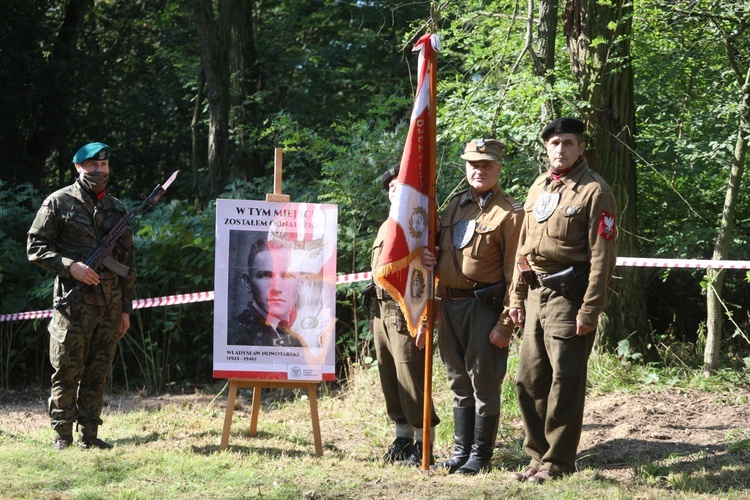 Uroczystość 74. rocznicy zbrodni na partyzantach "Bartka" - na Scharfenbergu