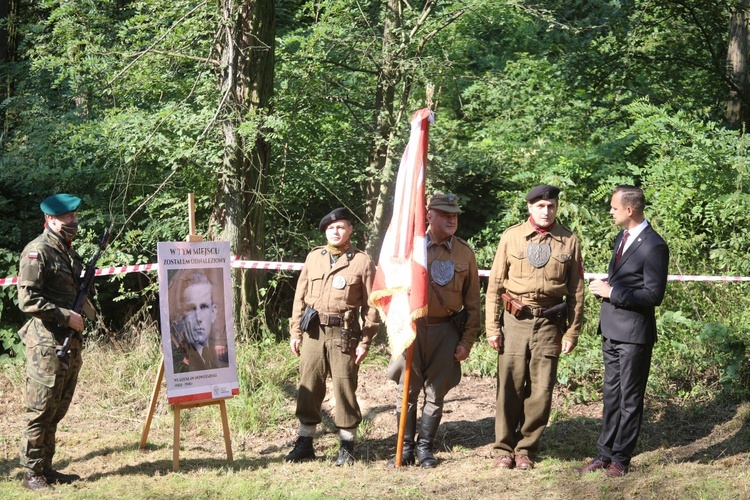 Uroczystość 74. rocznicy zbrodni na partyzantach "Bartka" - na Scharfenbergu