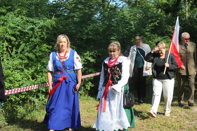 Uroczystość 74. rocznicy zbrodni na partyzantach "Bartka" - na Scharfenbergu