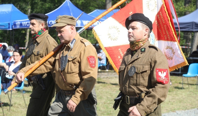 Przedstawiciele Stowarzyszenia Rodzin Żołnierzy NSZ VII Okręgu Śląskiego oddali hołd pomordowanym 74 lata temu... 